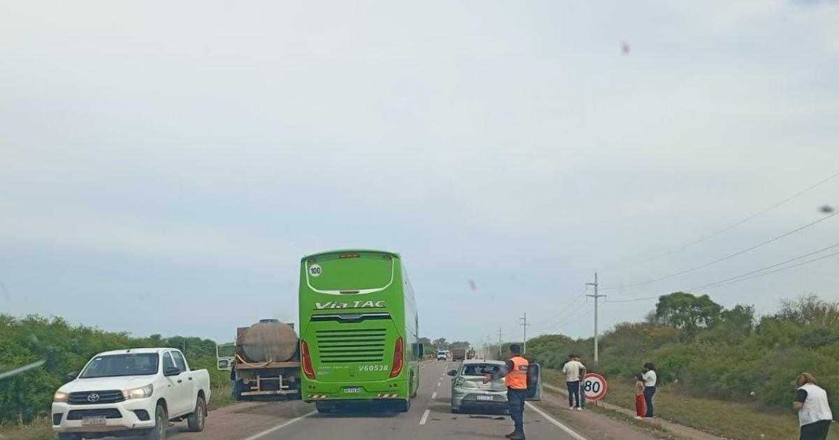 Triple choque en la Ruta 34- un camioacuten embistioacute a dos autos y asistieron a dos menores