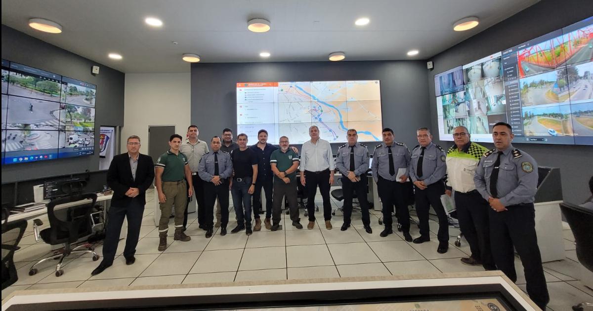 ENCUENTRO El Cr Franco Parisini (centro) junto a jefes policiales y representantes de la Dirección de TrÃnsito de la comuna capitalina y miembros del Sease