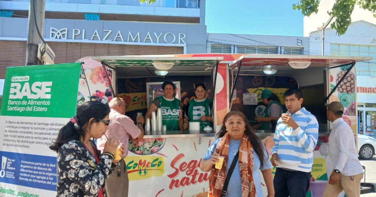 Comeco y el Banco de Alimentos regalaron licuados frente a Plaza Mayor en la previa del Maratoacuten