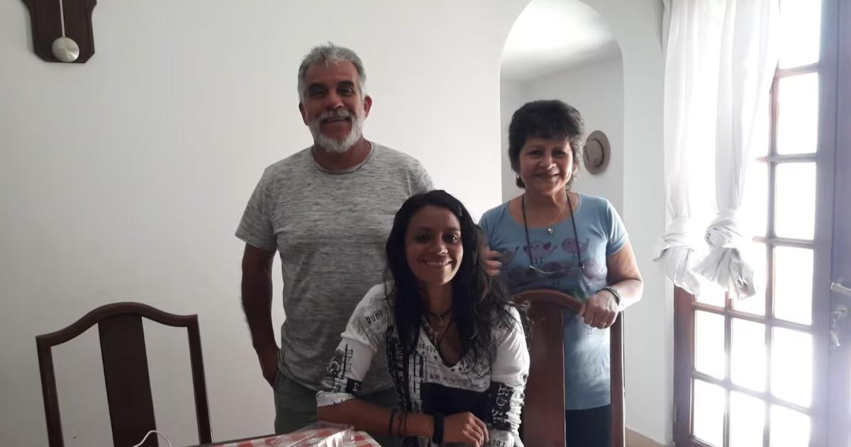 Cecilia junto a sus padres