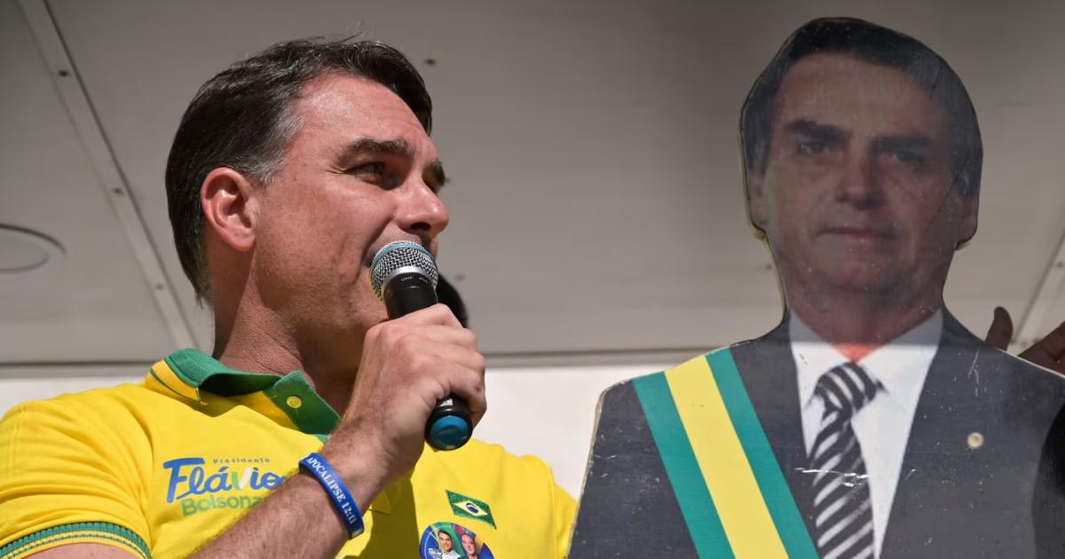 FlÃvio Bolsonaro sostiene una imagen de su padre el expresidente Jair Bolsonaro en un acto de campaña electoral en Belo Horizonte el 18 de agosto de 2026