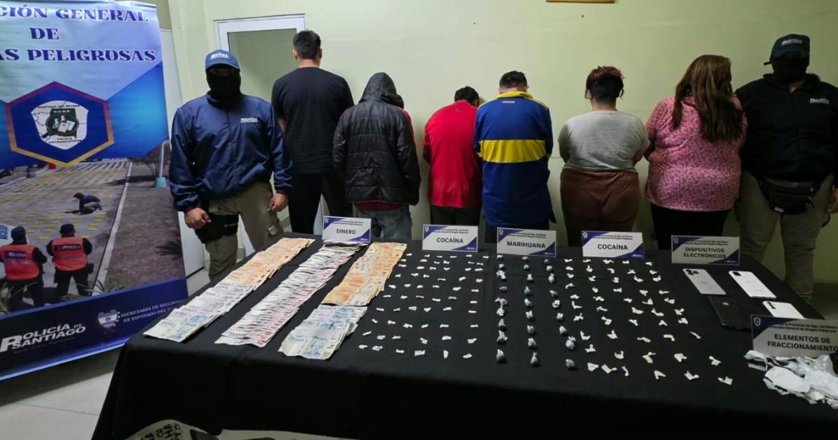 Cinco detenidos en cuatro allanamientos por narcomenudeo en dos barrios de Santiago