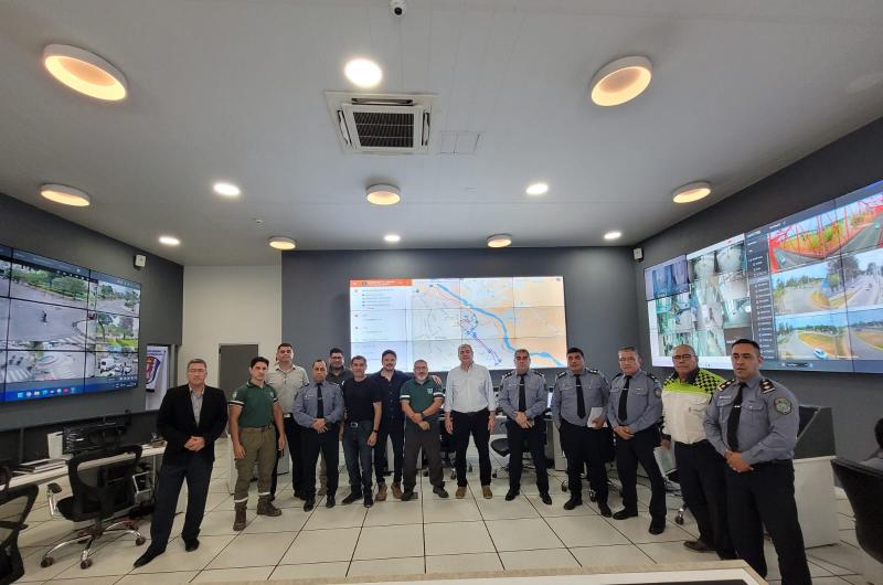 ENCUENTRO El Cr Franco Parisini (centro) junto a jefes policiales y representantes de la Dirección de Tr�nsito de la comuna capitalina y miembros del Sease