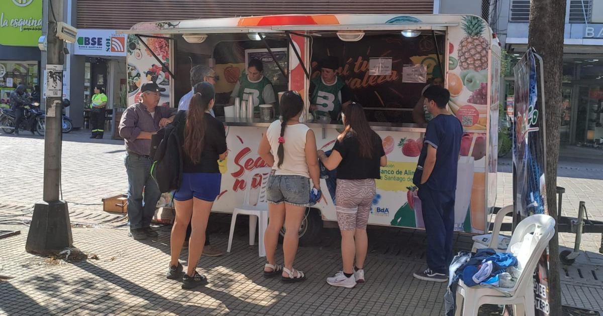 Gran concurrencia de vecinos en el puesto de COMECO y Banco de Alimentos (Foto El Liberal)