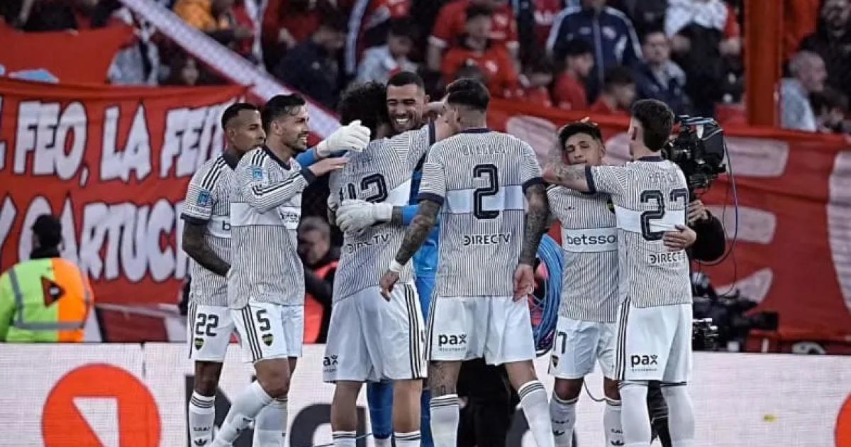 Los jugadores de Boca festejando la victoria agónica frente a Independiente (@bocajrs)