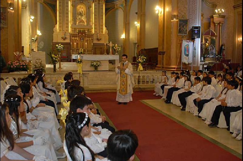 Multitudinaria Primera Comunión en la Catedral Ante una Basílica