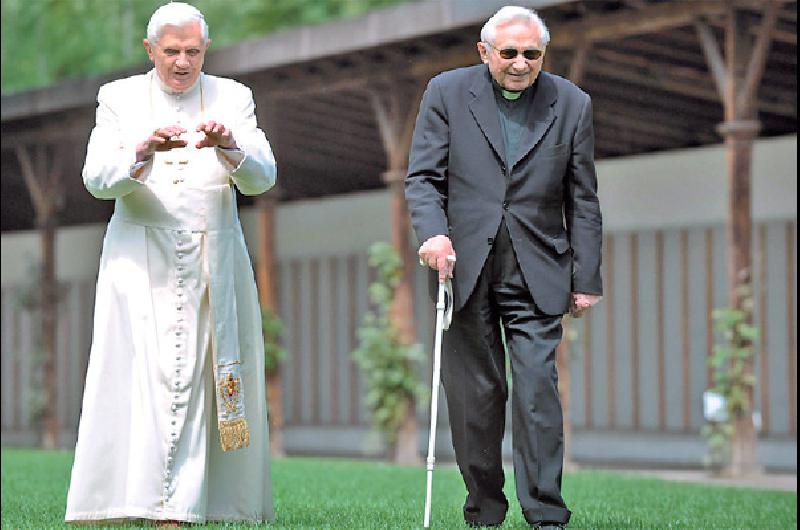 Ratzinger entregó su anillo y seguían llegando cardenales - Hasta hoy ...