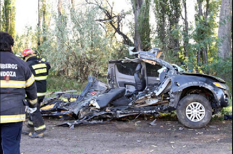Mueren tres jóvenes al chocar contra un árbol en Mendoza - Tres jóvenes ...