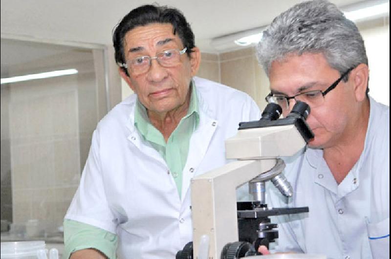 El Dr. Hugo Peralta fue reconocido por sus cincuenta años de servicio