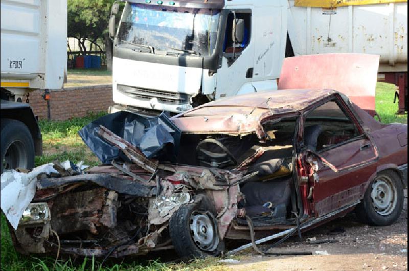 Un hombre y una mujer policía perdieron la vida en dos siniestros ...