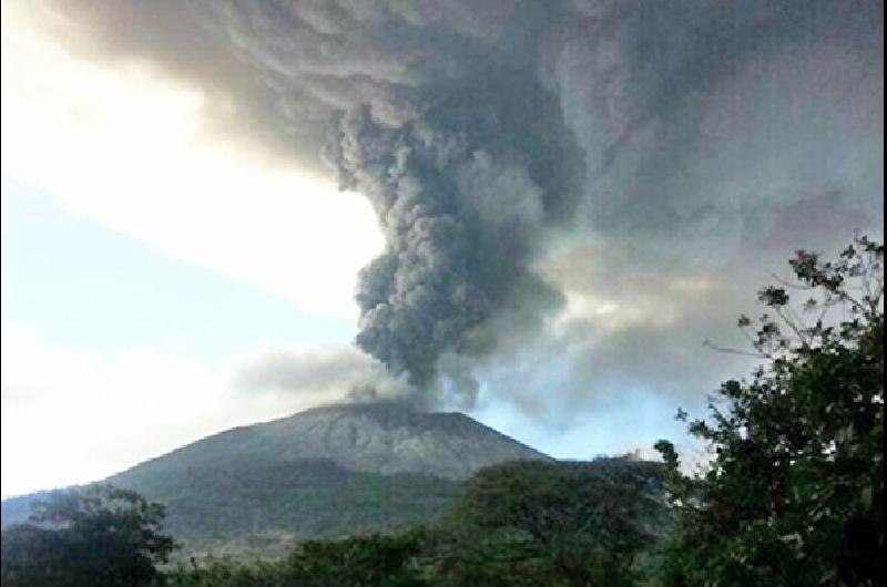 Hizo erupción el Volcán Chaparrastique en El Salvador Lanzó una gran
