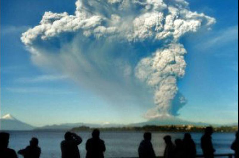 Bariloche cerró el aeropuerto y suspendió las clases por la erupción ...