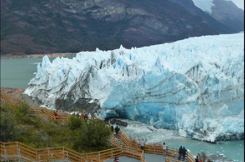 Comenzó el desprendimiento del Glaciar Perito Moreno - Es uno de los ...