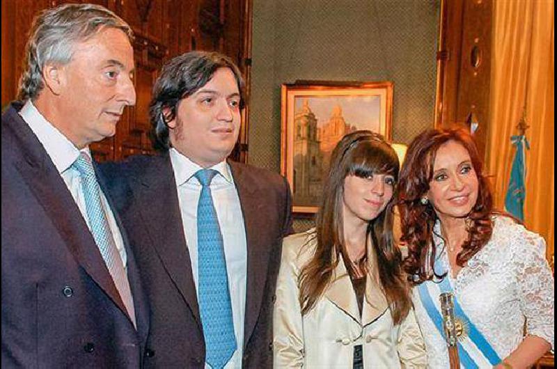 Ordenan pericias sobre las firmas de Néstor, Máximo y Florencia K - Es ...