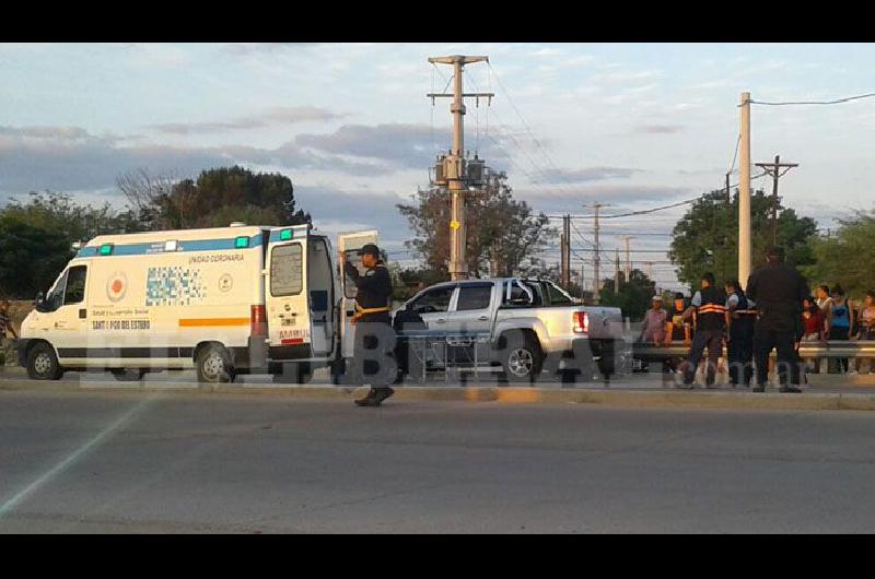 Quedó con su moto bajo las ruedas de una camioneta - El conductor de ...