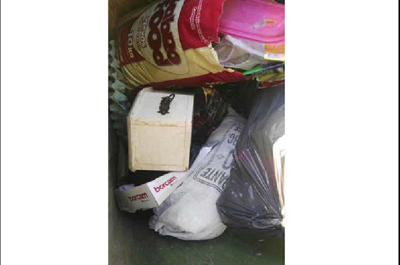 Hallan féretro vacío en un contenedor de basura en pleno centro de La ...