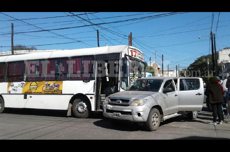 Violento choque entre un colectivo y una camioneta en B° Alberdi - El ...