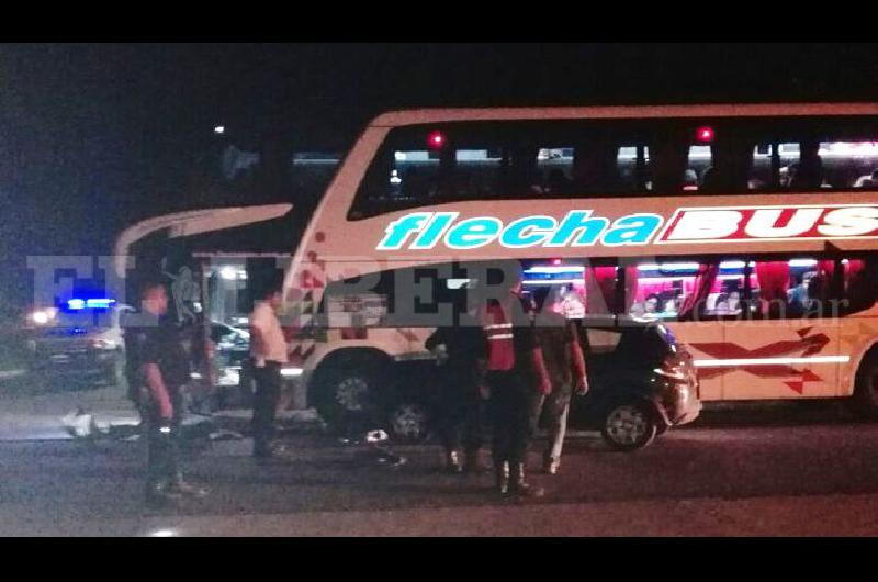 Violento choque entre un colectivo de pasajeros y un auto - El hecho ...