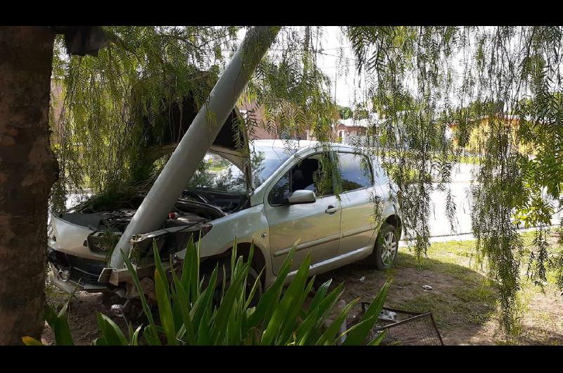 Se descompensó y estrelló su auto contra un poste de luz - Antes de ...