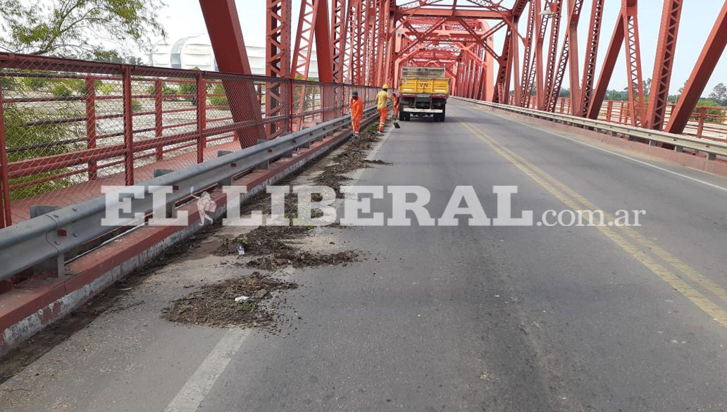 Vialidad Nacional hizo limpieza de calzada y desagües en el Puente ...