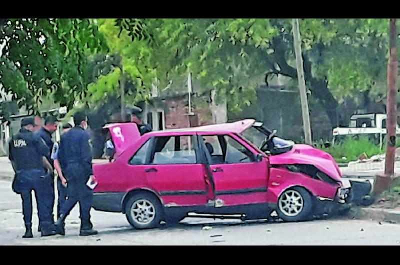 Salían del boliche y estrellaron el auto contra un poste de luz - Los ...