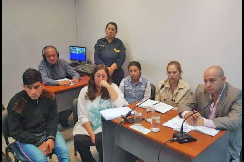 Juzgan a una mujer y dos hombres por golpear mortalmente a joven con un ...