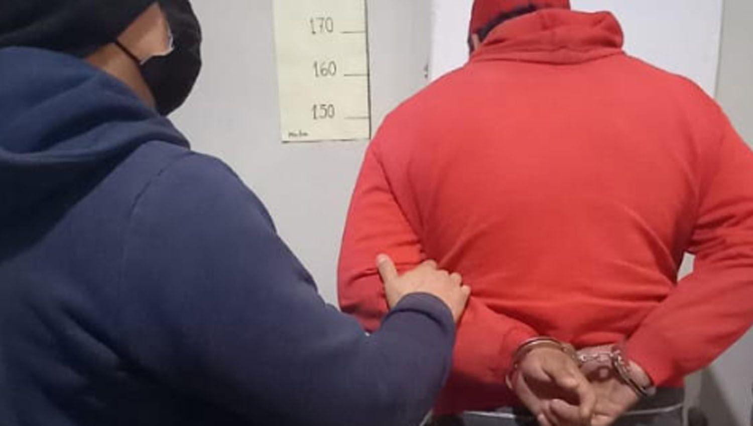 La policía detuvo a un sujeto con pedido de captura por homicidio en ...