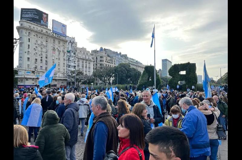 Miles de argentinos encabezaron un banderazo en Plaza de Mayo - Este 9 ...