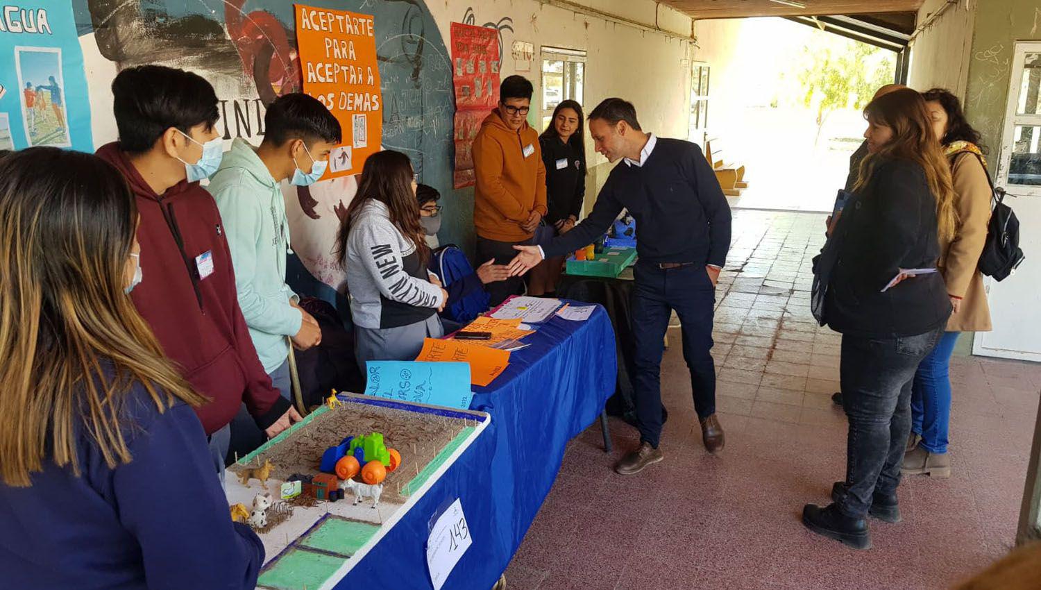 El intendente Araujo visitó la Feria Zonal de Ciencias en Fernández ...