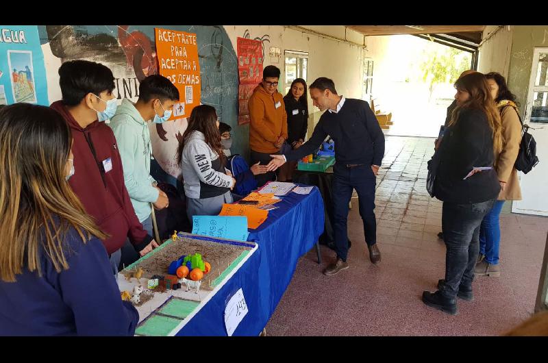 El intendente Araujo visitó la Feria Zonal de Ciencias en Fernández ...