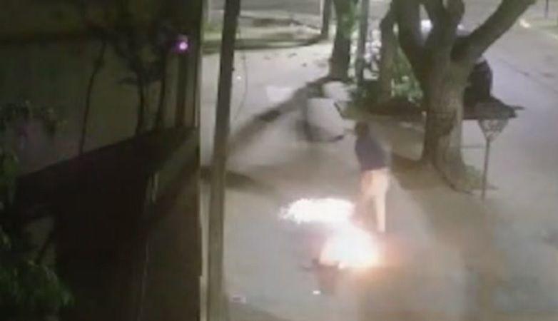 VIDEO: Una mujer ataca a vecinos prendiendo fuego los portones de las ...
