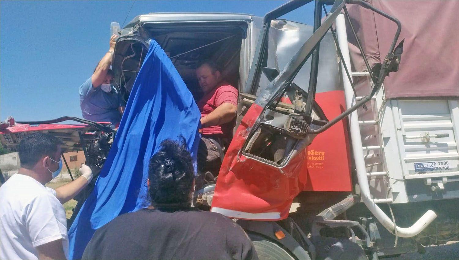 Camionero se salva de milagro en choque frontal con otro camión que se ...