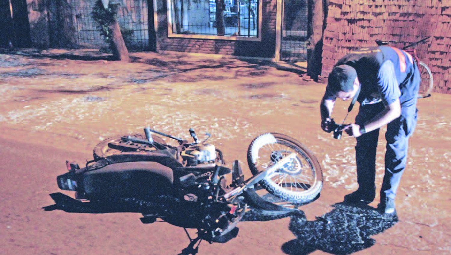 Una mujer que iba en moto con su concubino murió al reventar un ...