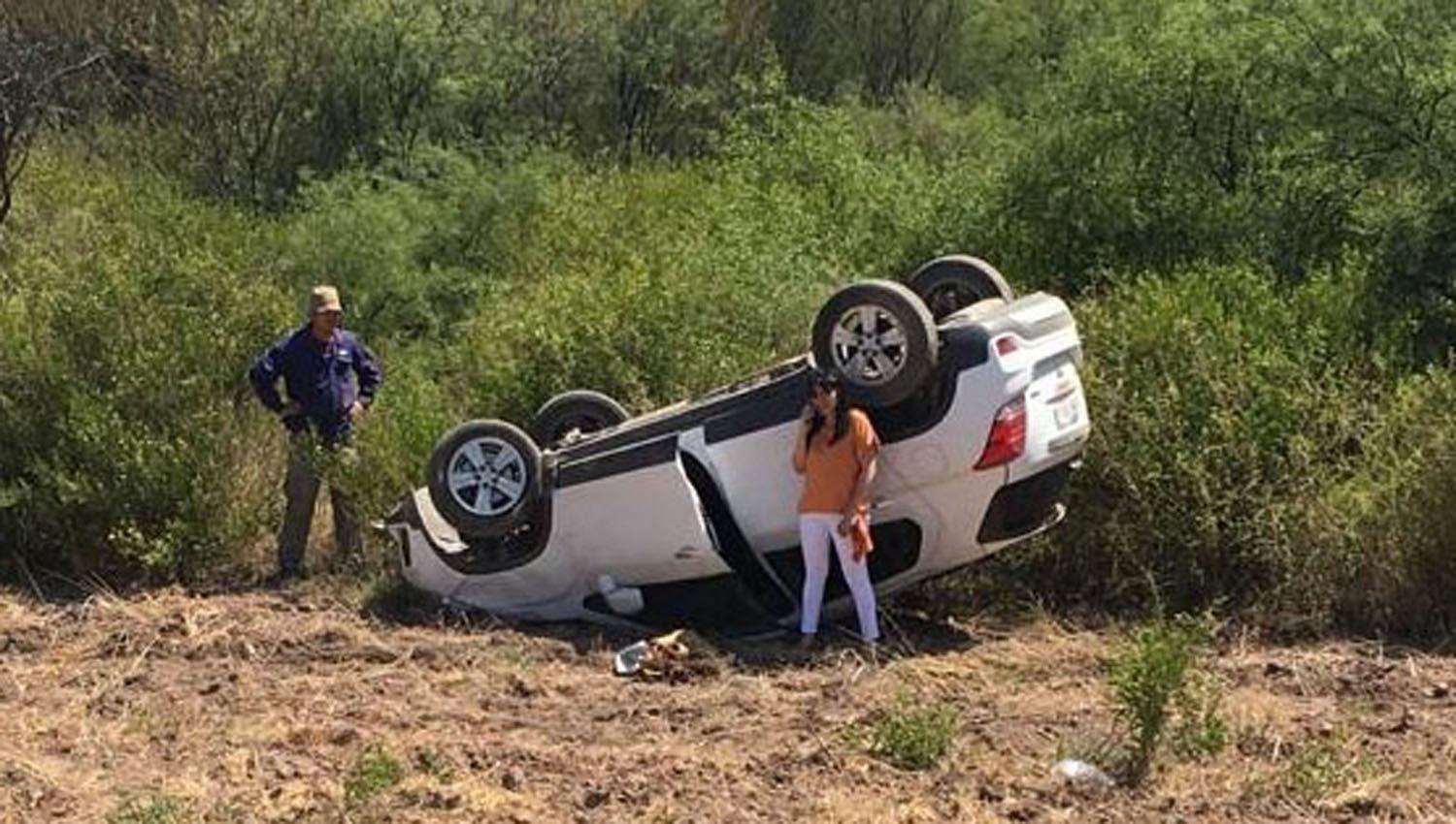 Una mujer y su hija se salvaron de milagro al volcar con su automóvil ...