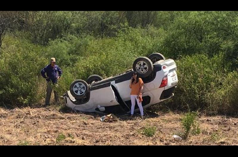 Una mujer y su hija se salvaron de milagro al volcar con su automóvil ...