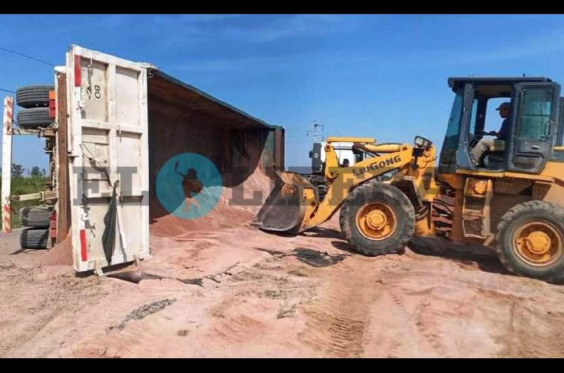 Camión con carga de ripio sufrió el vuelco de la batea en el interior ...