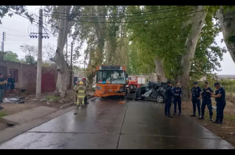 Una mujer falleció al chocar su camioneta contra un colectivo: los ...