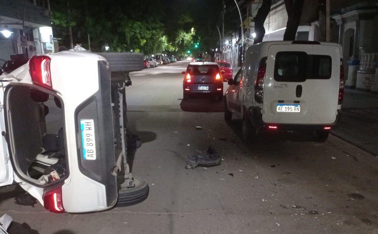 Un joven chocó contra una camioneta estacionada en calle Roca y volcó ...