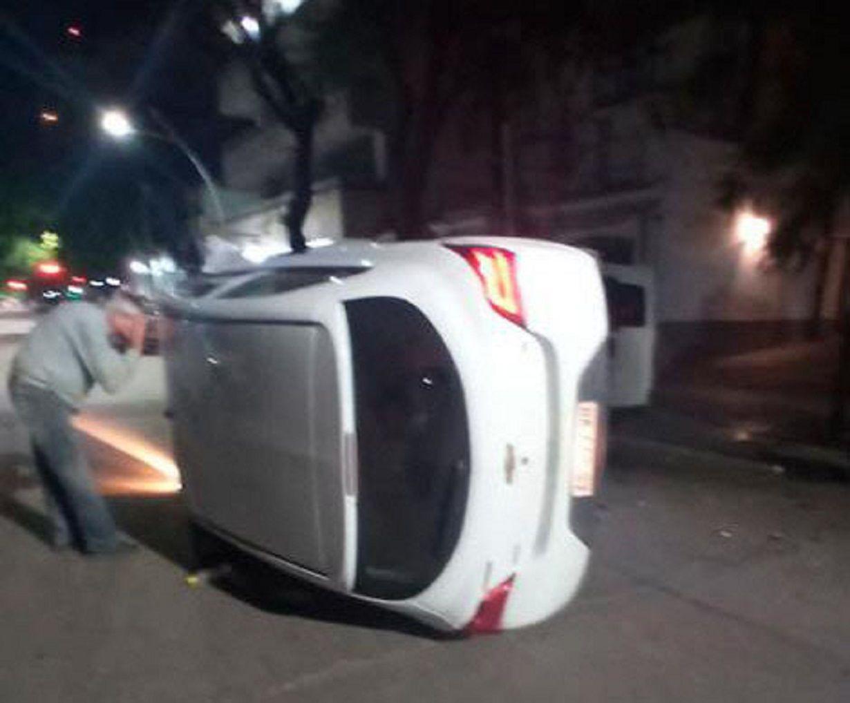 Un joven chocó contra una camioneta estacionada en calle Roca y volcó ...