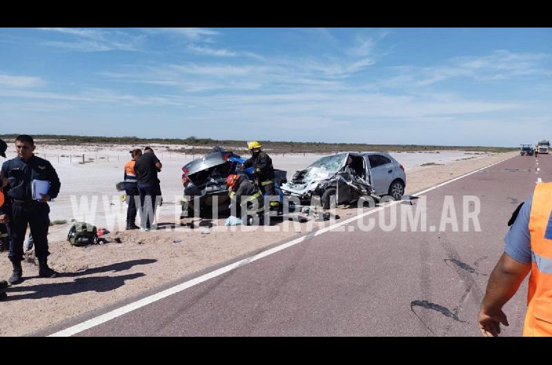 Terrible choque frontal de autos deja al menos tres víctimas fatales y