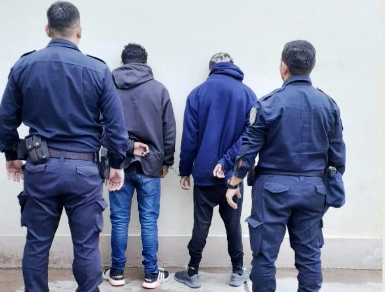 Delincuentes intentaron robarle la moto a una joven y terminaron tras ...