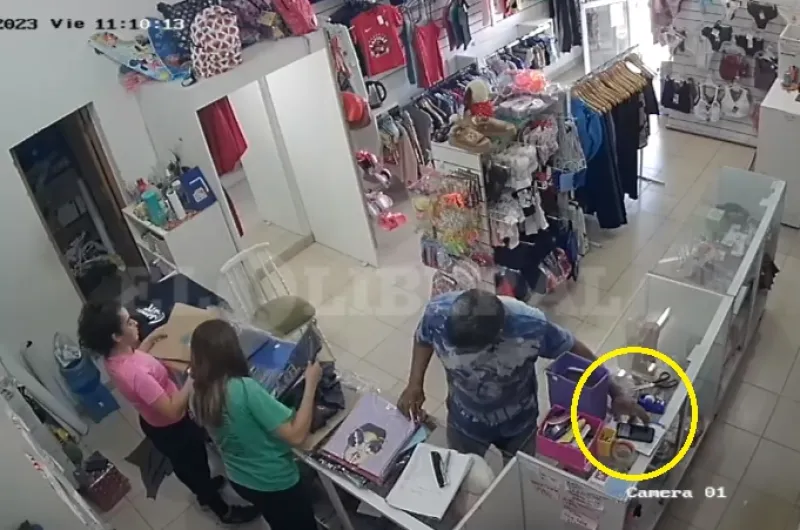 VIDEO | Falso cliente burló a las vendedoras y hurtó un celular - El ...