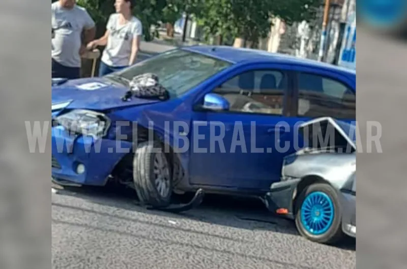 Fuerte choque entre dos autos dejó una mujer con golpes en la pierna ...