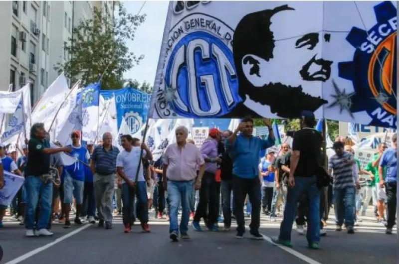 La CGT se moviliza a Tribunales contra el DNU de Milei - La central ...