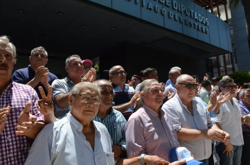 FOTOS Y VIDEO. Masiva marcha de la CGT local contra el DNU y la ley ...