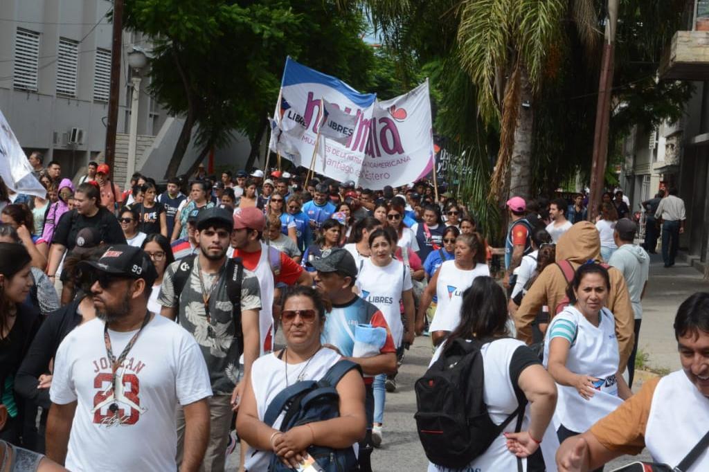 FOTOS Y VIDEO. Masiva marcha de la CGT local contra el DNU y la ley ...