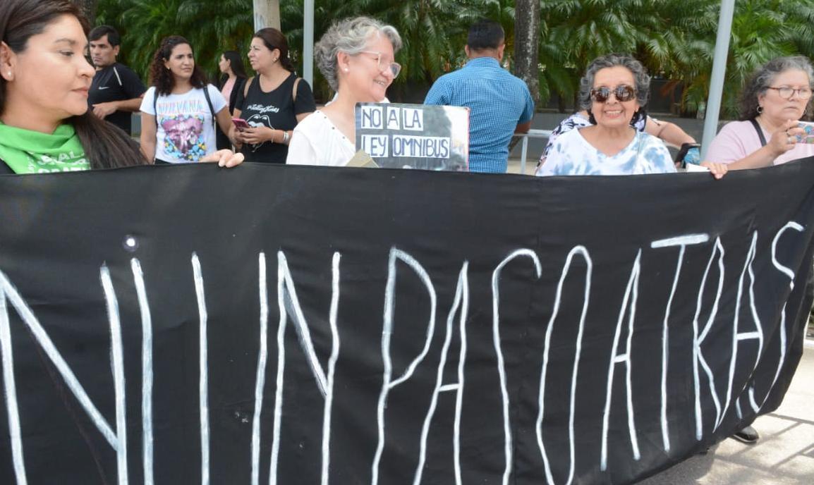 FOTOS Y VIDEO. Masiva marcha de la CGT local contra el DNU y la ley ...