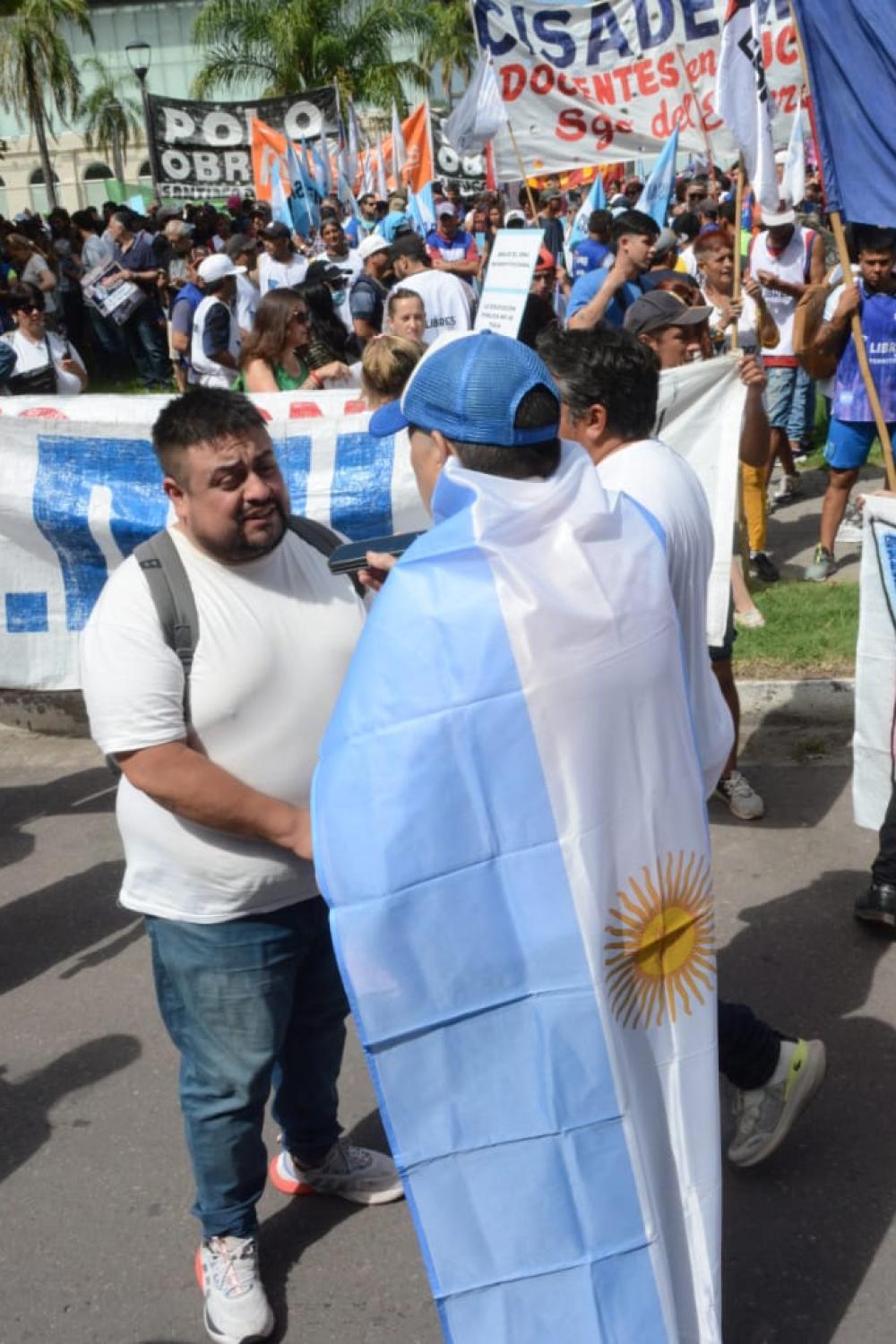 FOTOS Y VIDEO. Masiva marcha de la CGT local contra el DNU y la ley ...