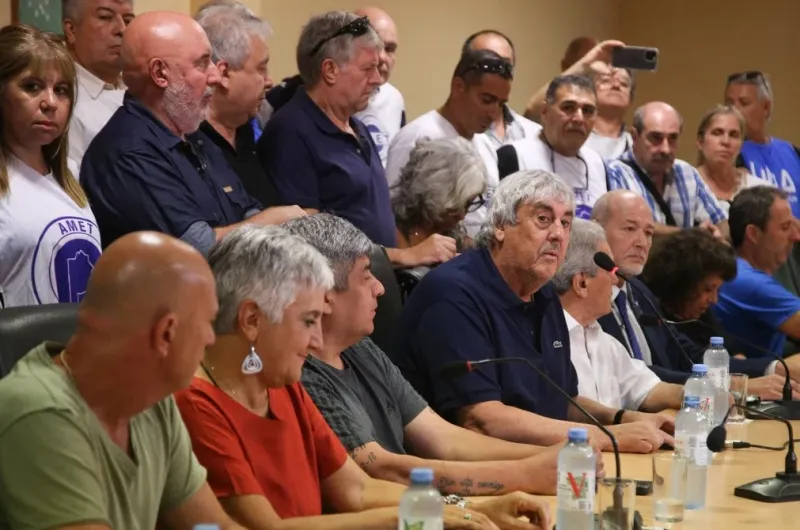 Los gremios docentes anunciaron un paro nacional para el lunes 4 - Las ...