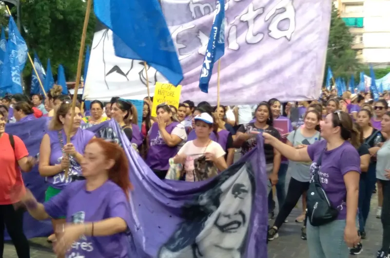 Marcha del 8M en Santiago: "Las mujeres no somos la casta ...